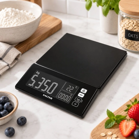 Czarna waga kuchenna Salter 1085 BKDR MaxView 6 kg z timerem w aranżacji kuchennej